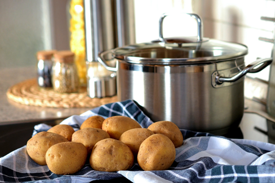 Vařené brambory na kostky