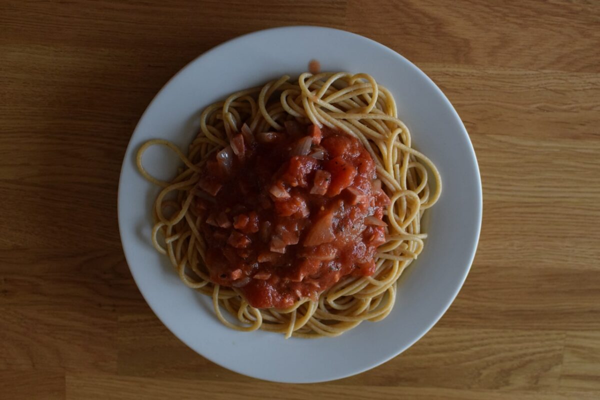 Celozrnné špagety vlastní výroby s rajčatovou omáčkou