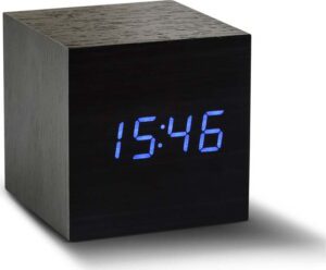 Černý budík s modrým LED displejem Gingko Cube Click Clock. Cvičení