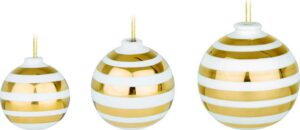 Sada 3 bílých keramických vánočních ozdob na stromeček s detaily ve zlaté barvě Kähler Design Omaggio. Cvičení